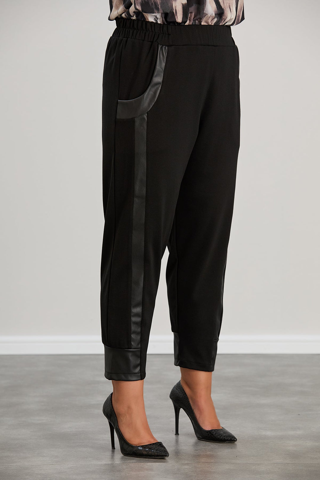 Hlače s kožnim detaljem i kožnim manžetama velikih veličina