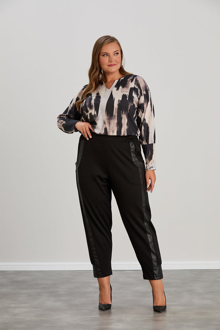 Hlače s kožnim detaljem i kožnim manžetama velikih veličina