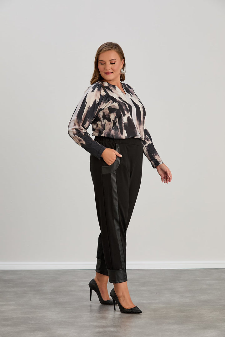 Hlače s kožnim detaljem i kožnim manžetama velikih veličina