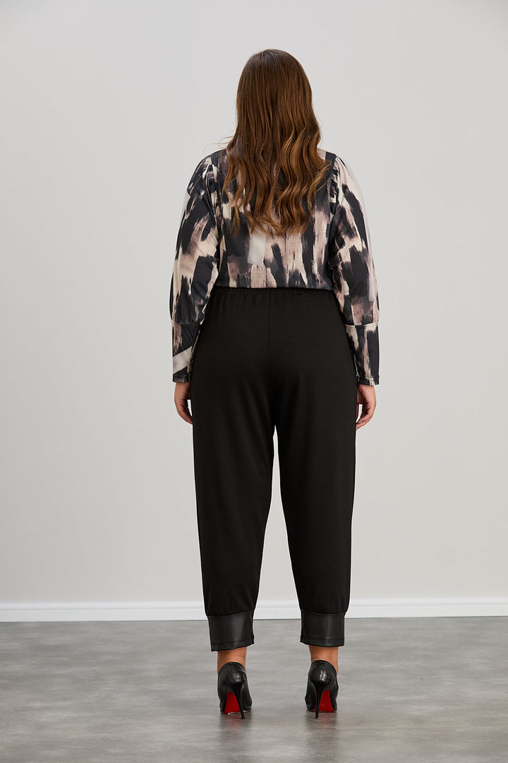 Hlače s kožnim detaljem i kožnim manžetama velikih veličina