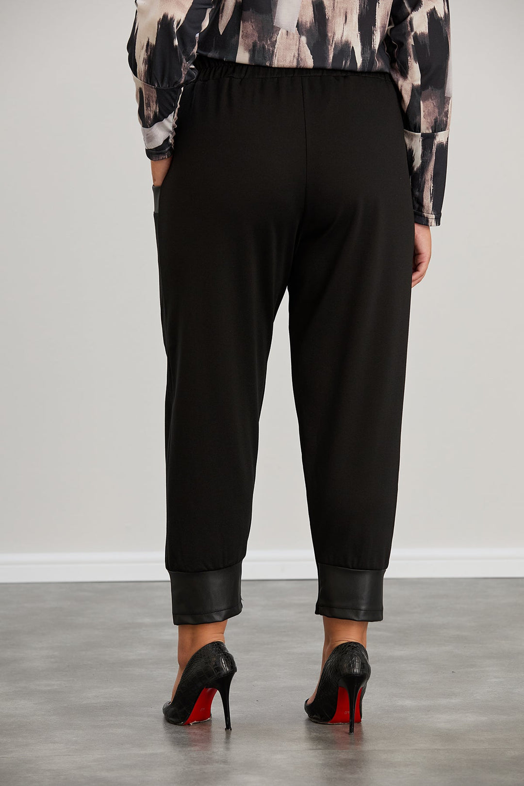 Hlače s kožnim detaljem i kožnim manžetama velikih veličina