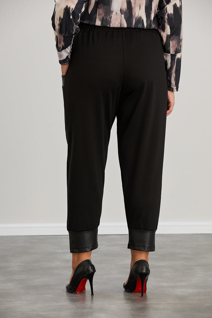 Hlače s kožnim detaljem i kožnim manžetama velikih veličina