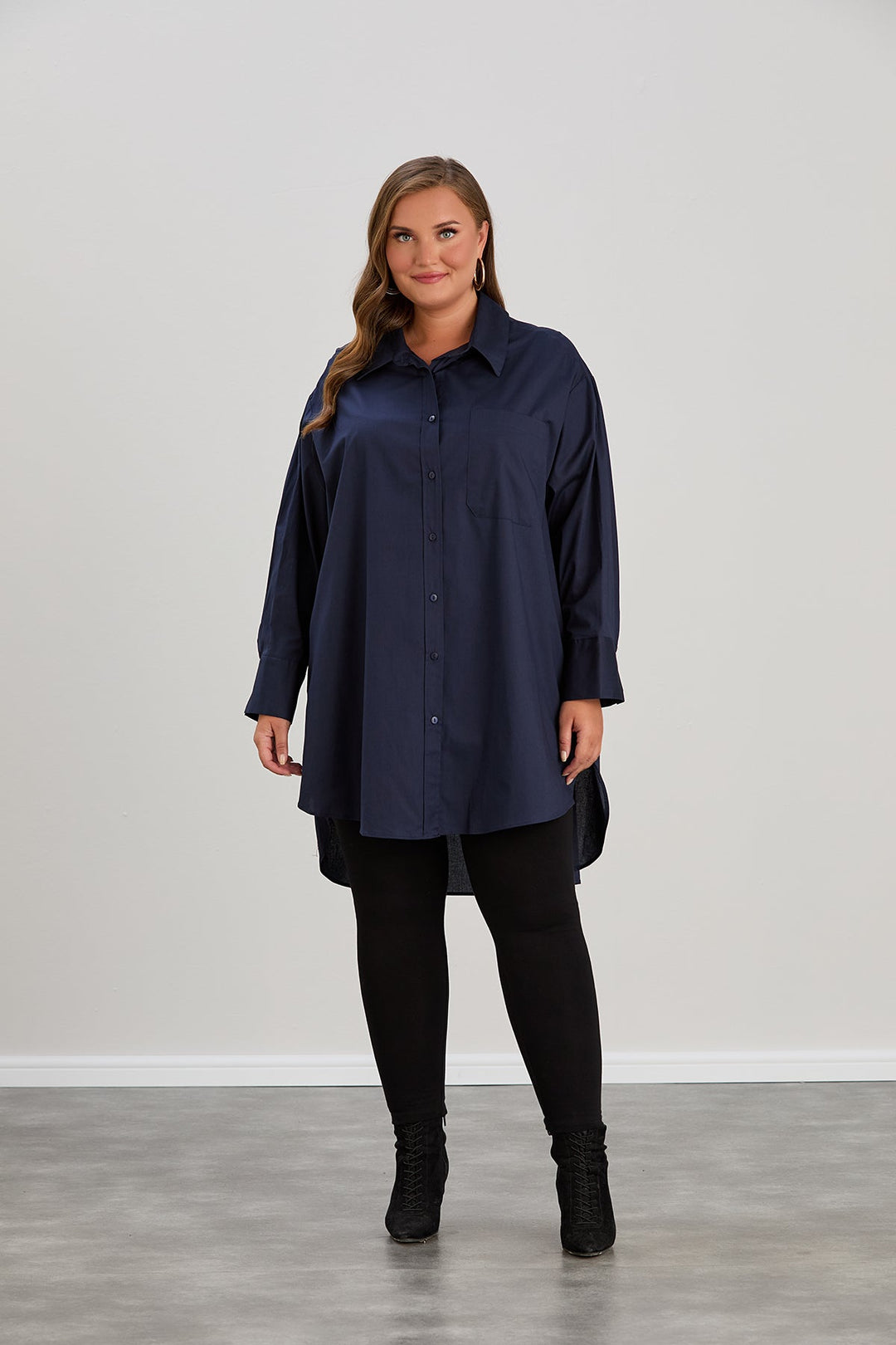 Duga pamučna košulja u tamnoplavoj boji