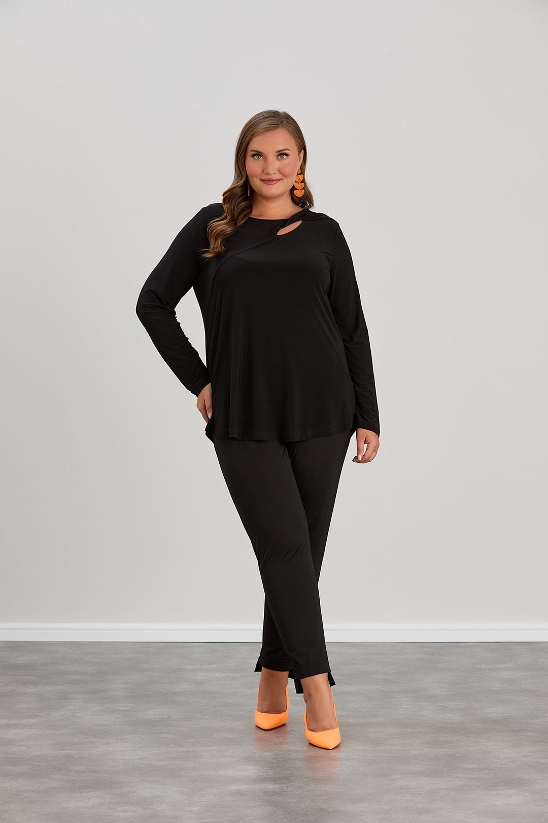 Bluza s originalnim dekolteom od elastičnog materijala