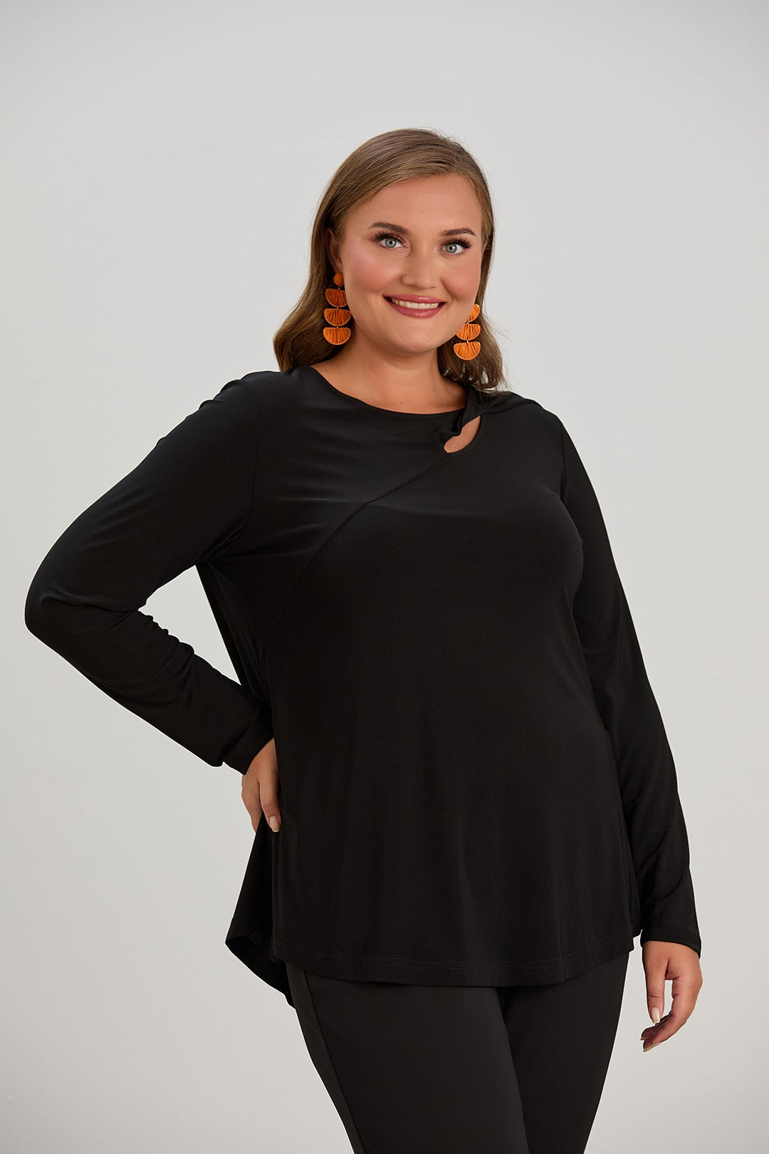 Bluza s originalnim dekolteom od elastičnog materijala