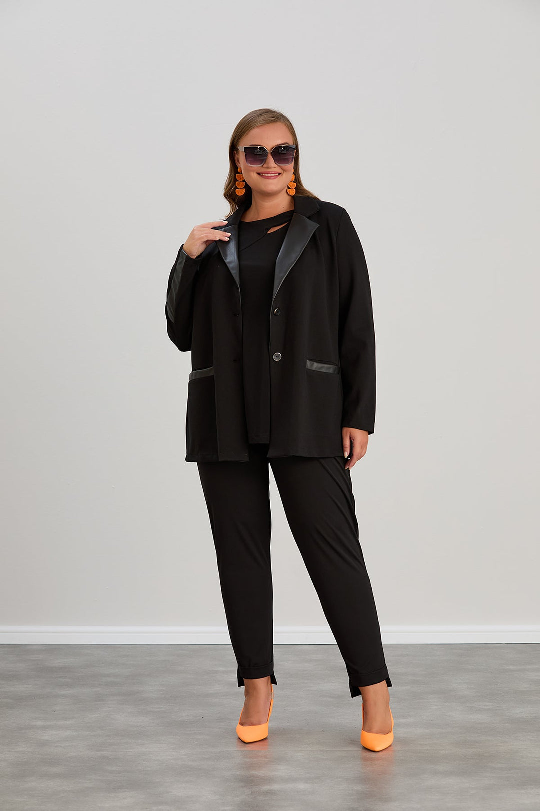 Elegantni dugi sako s kožnim reverima za punije žene