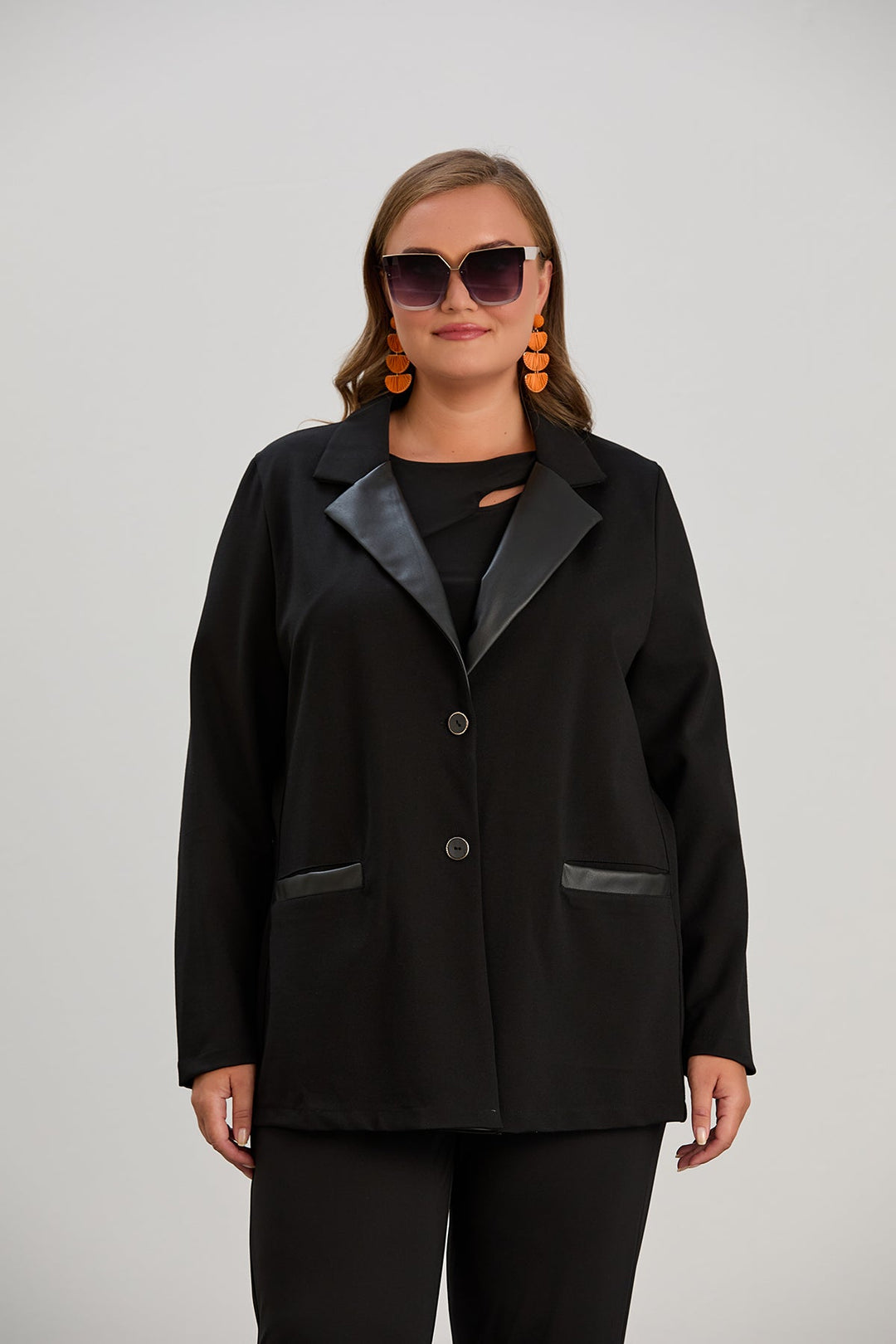 Elegantni dugi sako s kožnim reverima za punije žene