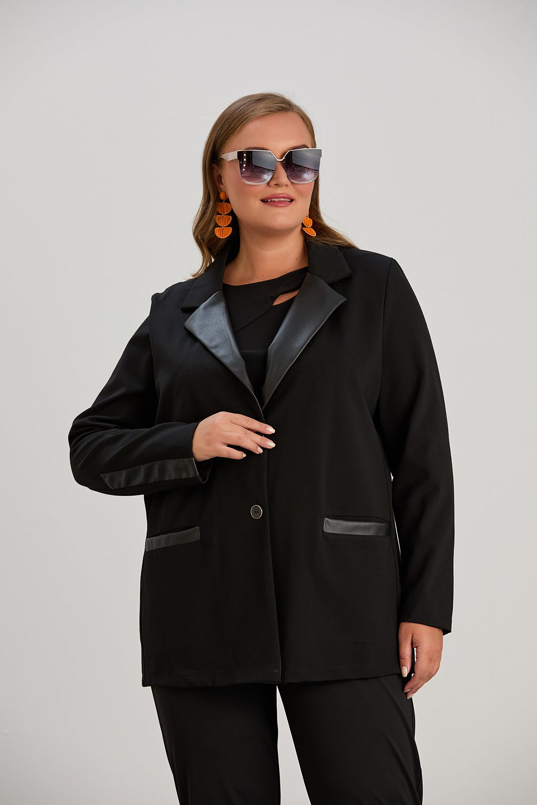 Elegantni dugi sako s kožnim reverima za punije žene