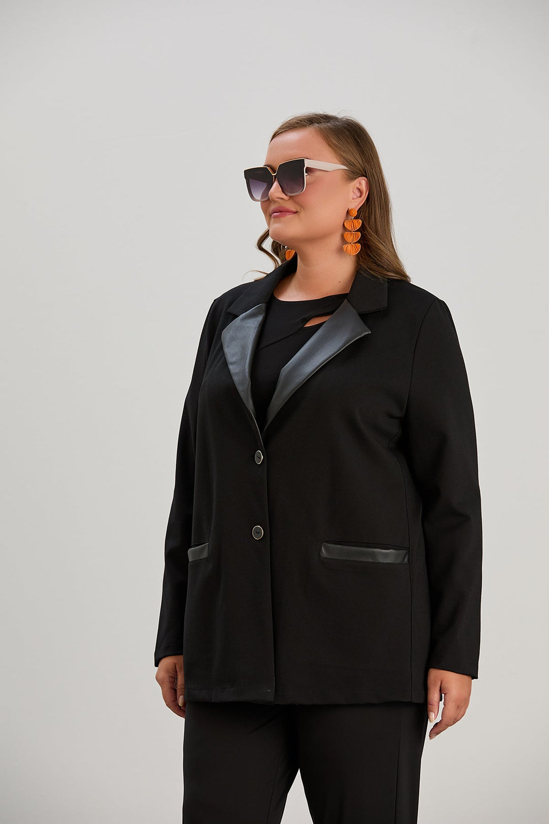 Elegantni dugi sako s kožnim reverima za punije žene