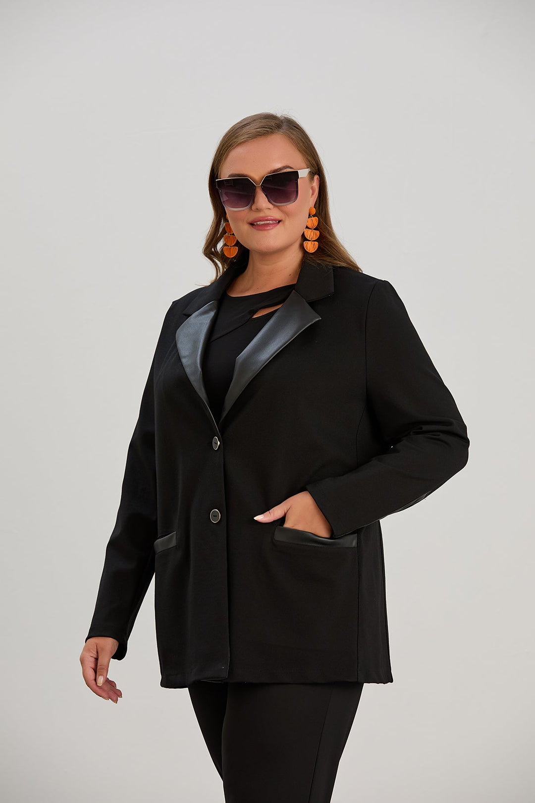 Elegantni dugi sako s kožnim reverima za punije žene