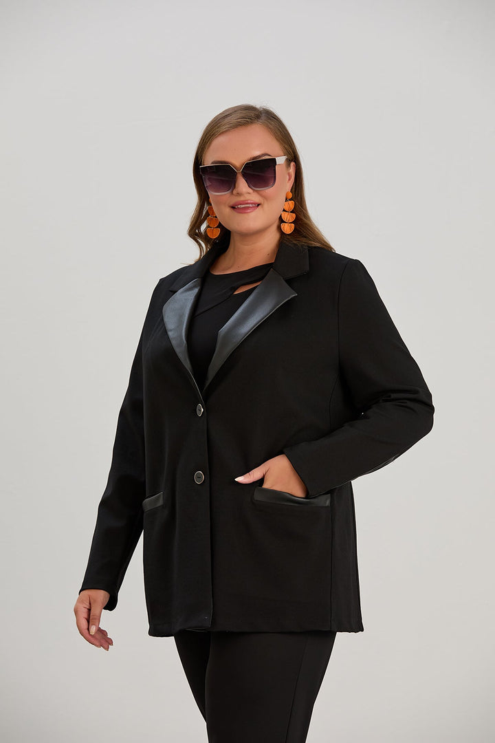 Elegantni dugi sako s kožnim reverima za punije žene