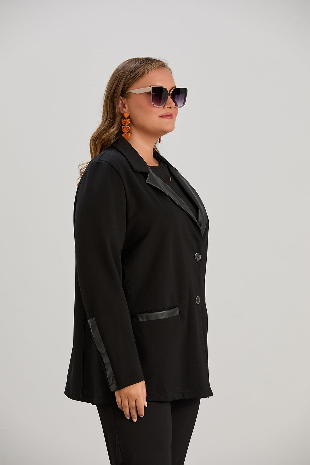 Elegantni dugi sako s kožnim reverima za punije žene