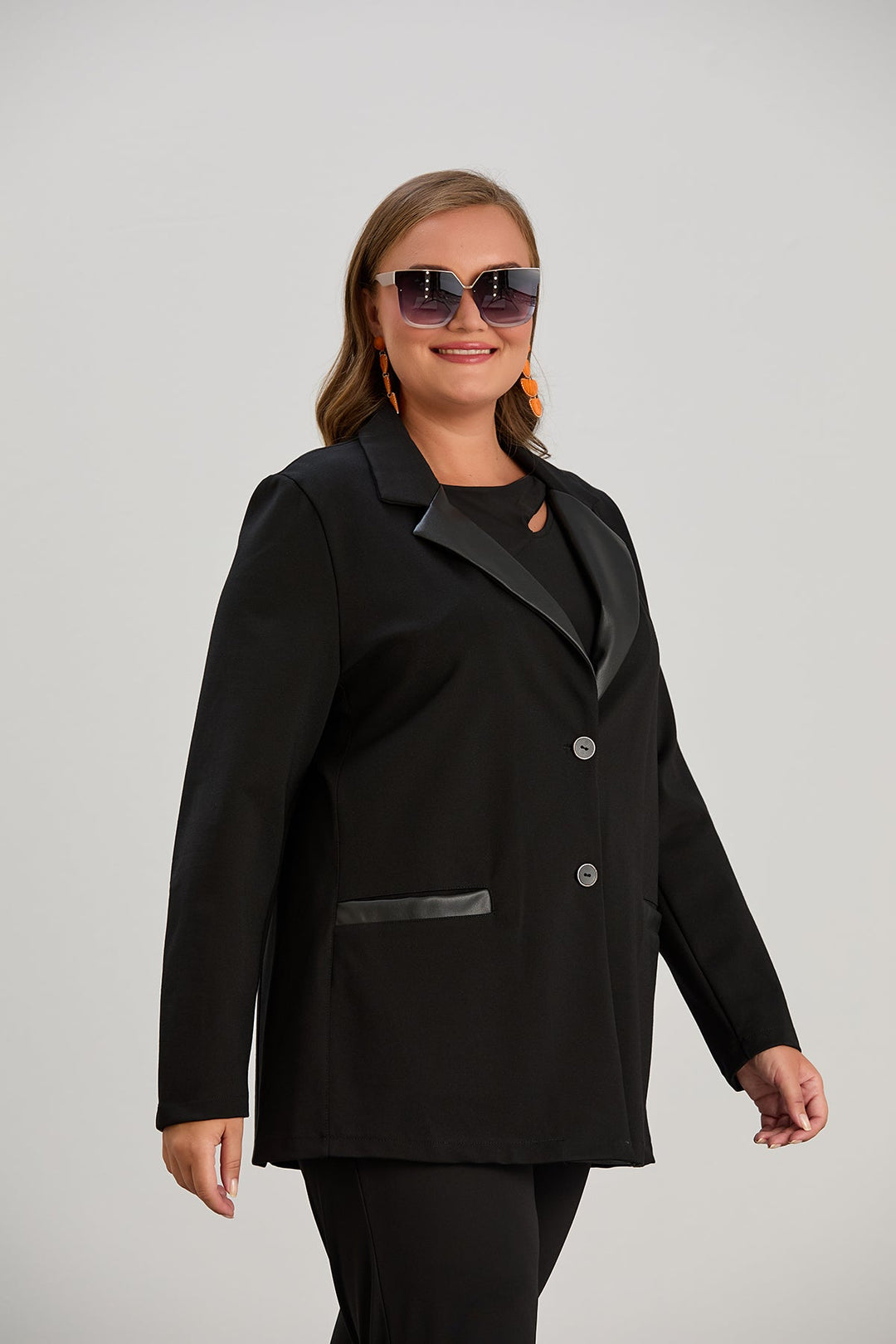 Elegantni dugi sako s kožnim reverima za punije žene