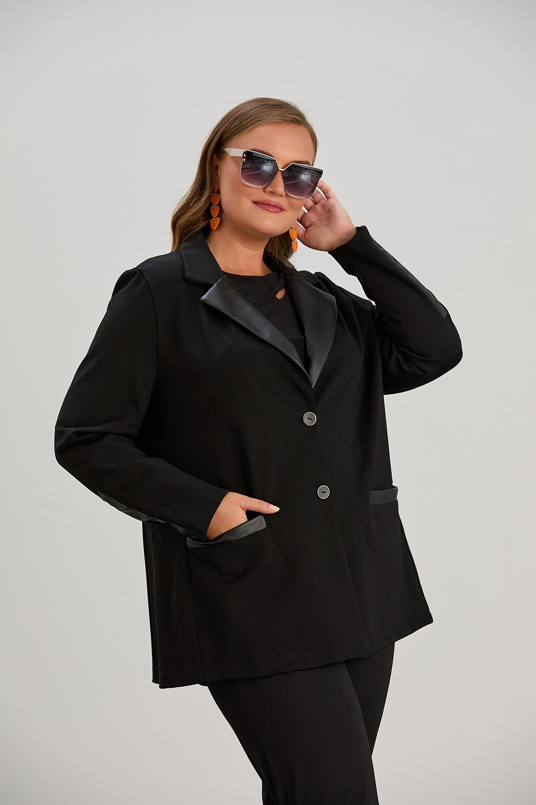 Elegantni dugi sako s kožnim reverima za punije žene