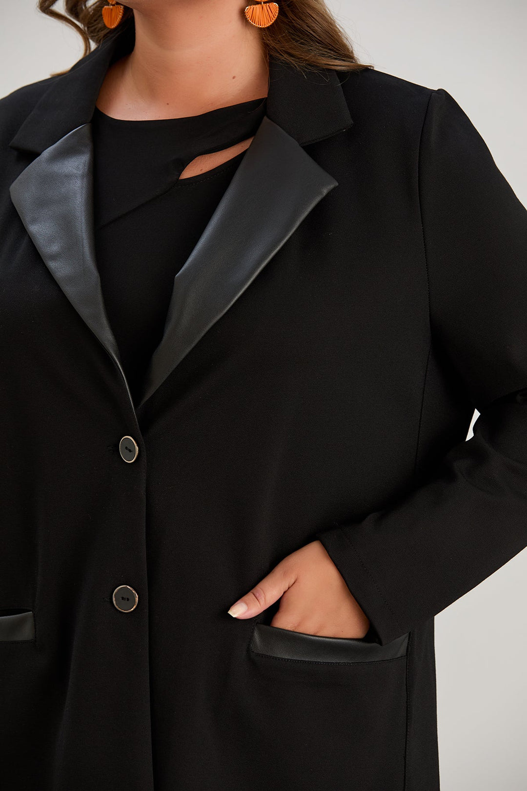 Elegantni dugi sako s kožnim reverima za punije žene