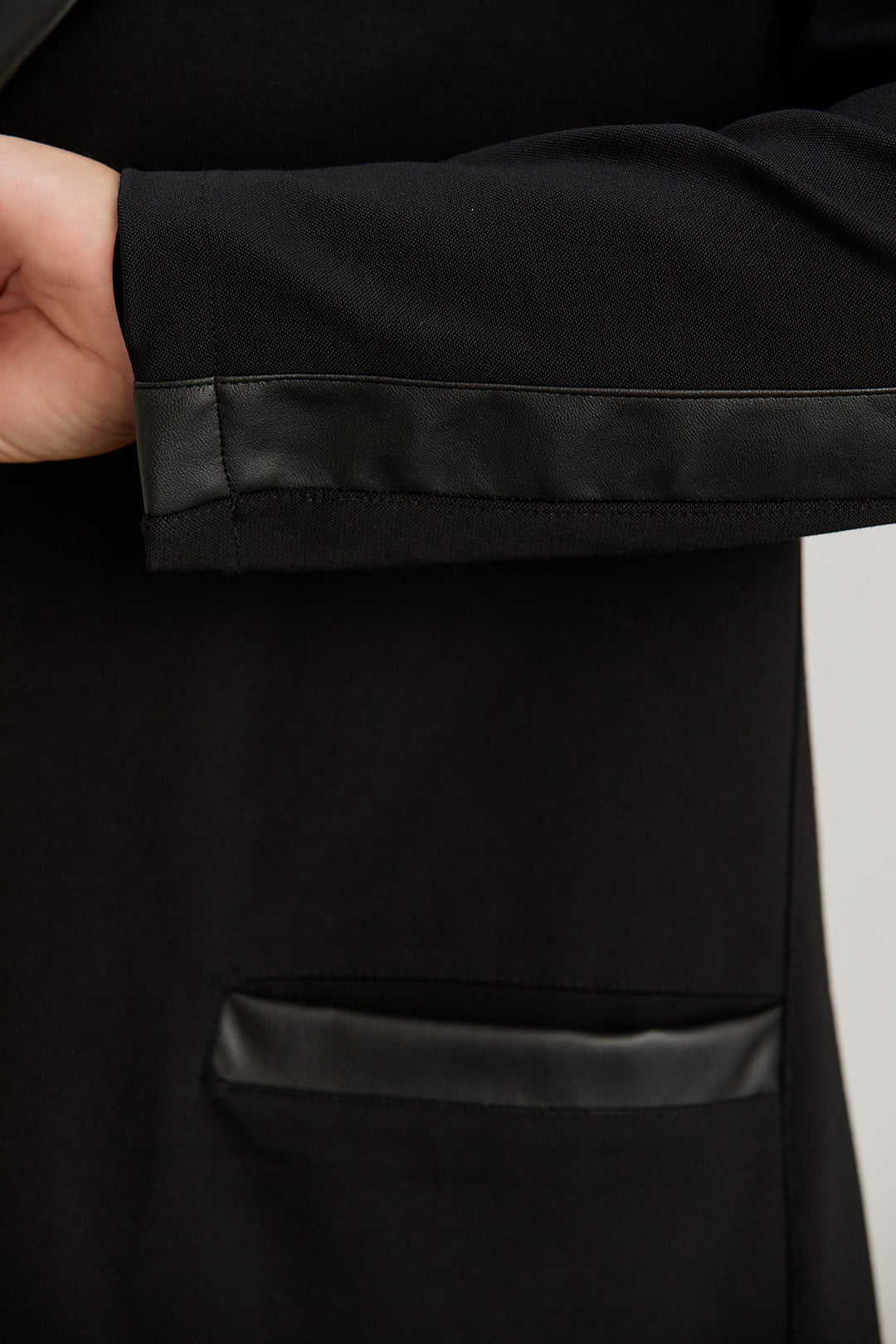 Elegantni dugi sako s kožnim reverima za punije žene