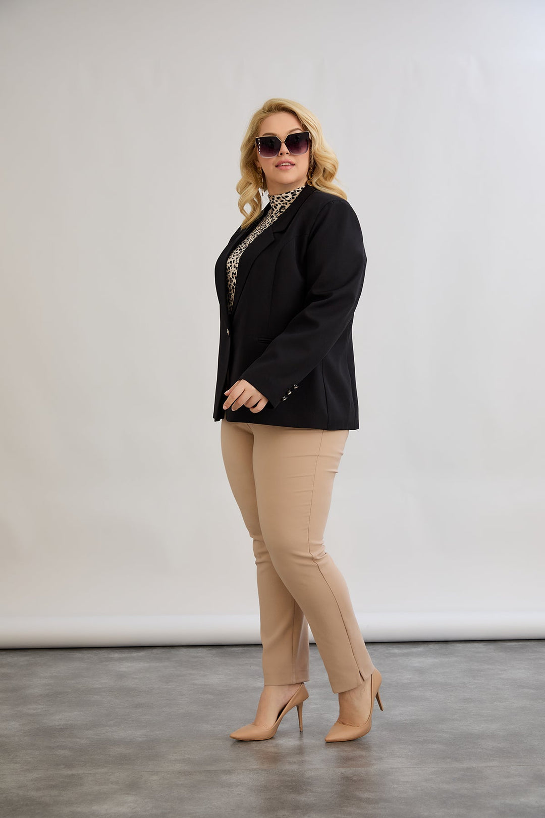 Elegantan i moderan sako s podstavom - Crna