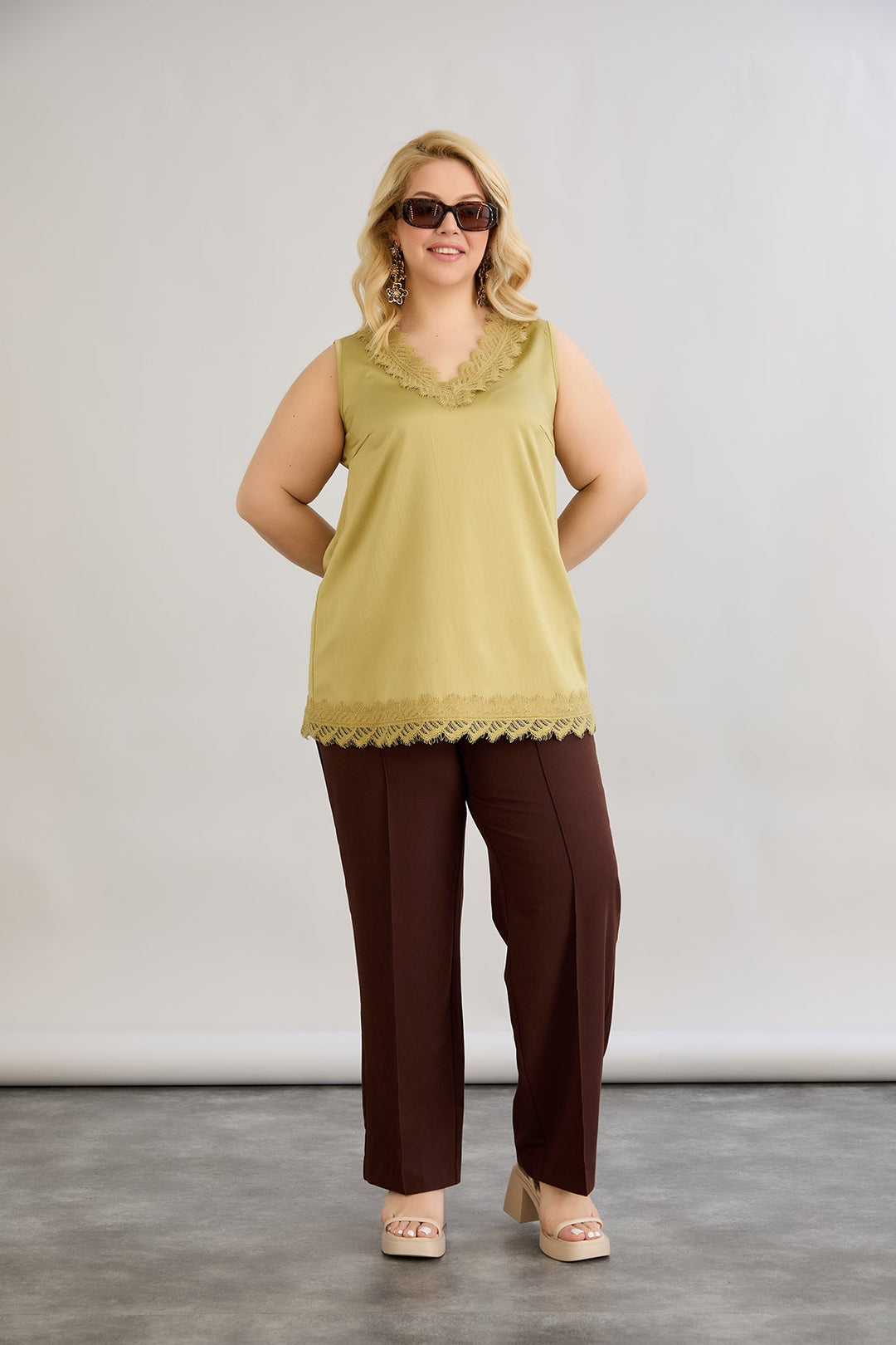 Satenasti luksuzni top s čipkom - maslina