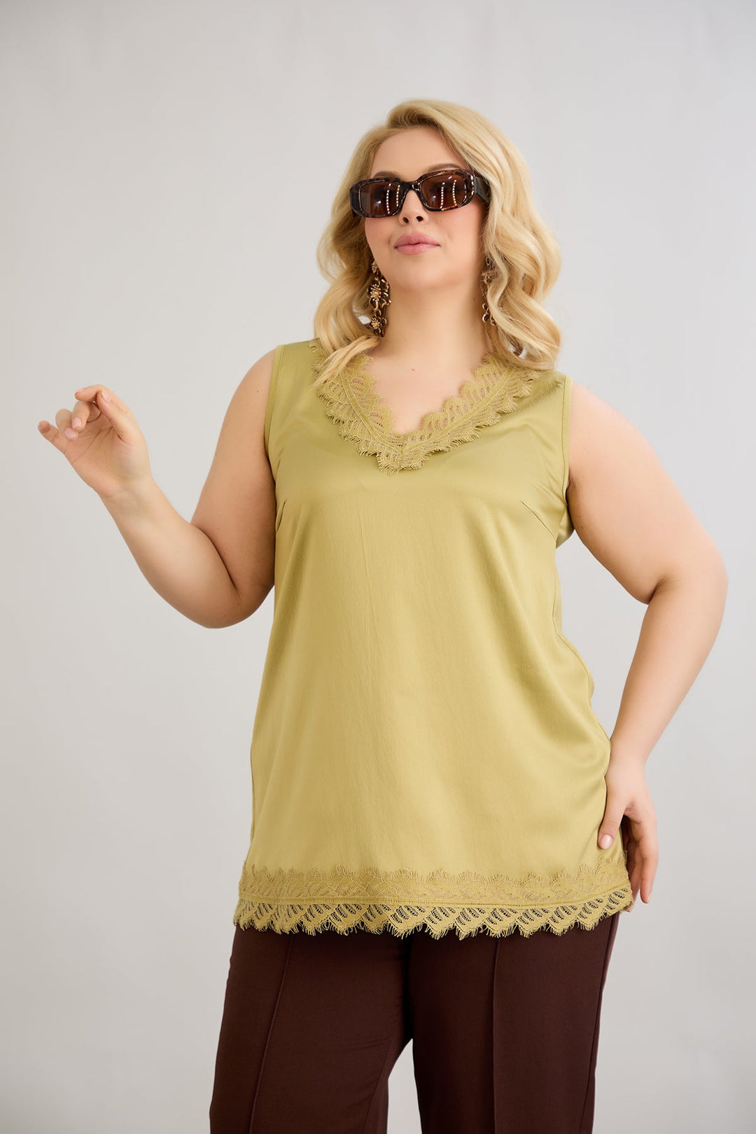 Satenasti luksuzni top s čipkom - maslina