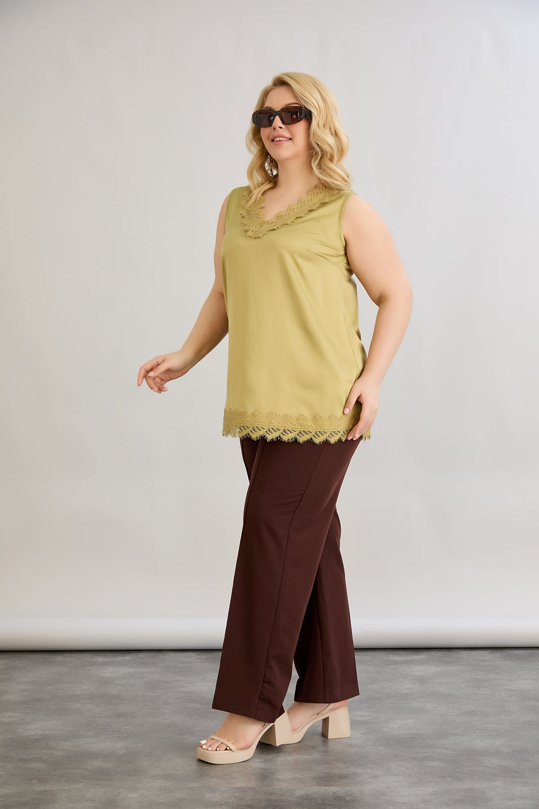 Satenasti luksuzni top s čipkom - maslina