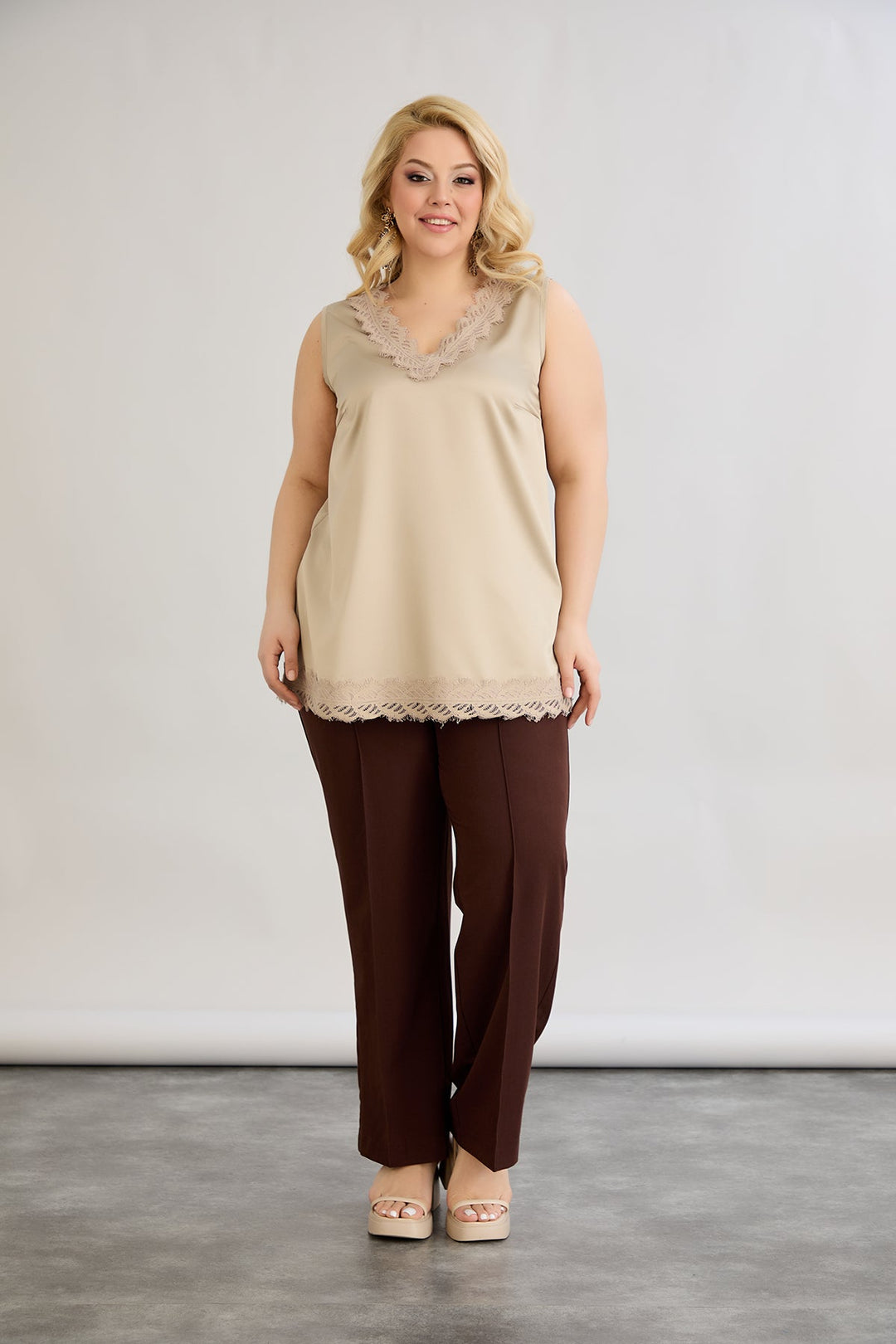 Satenasti luksuzni top s čipkom - Pješčana