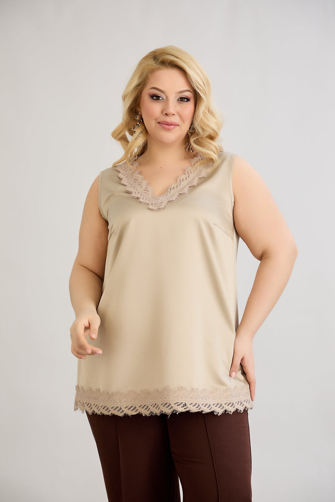 Satenasti luksuzni top s čipkom - Pješčana