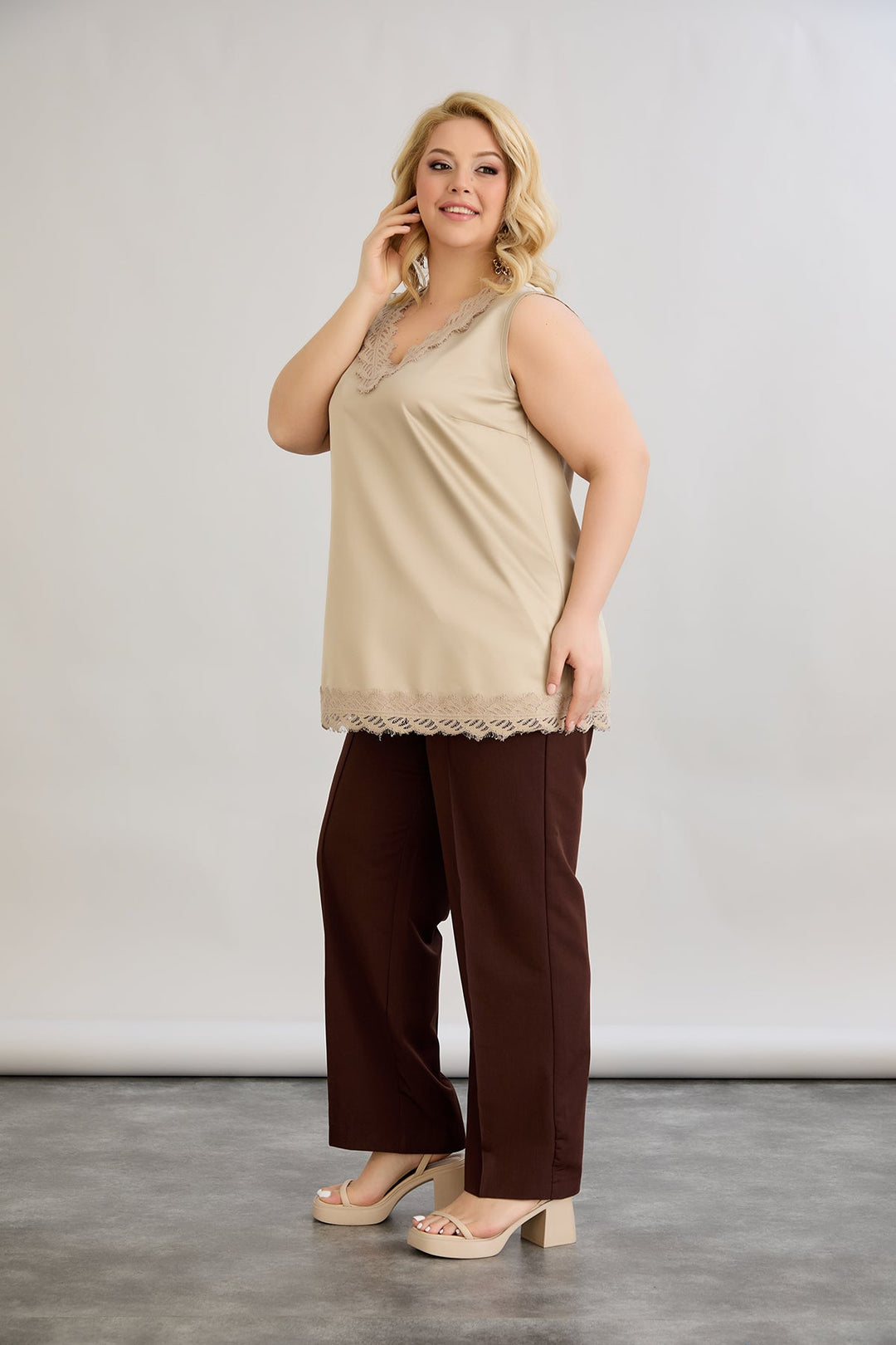 Satenasti luksuzni top s čipkom - Pješčana