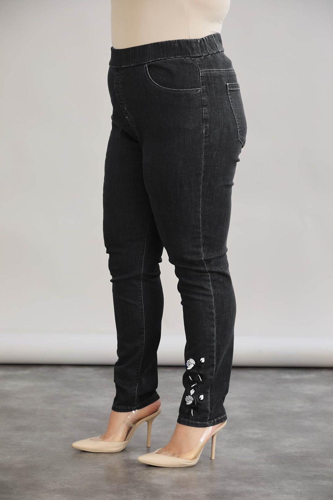 Damske elastične traperice s vezom - Crna