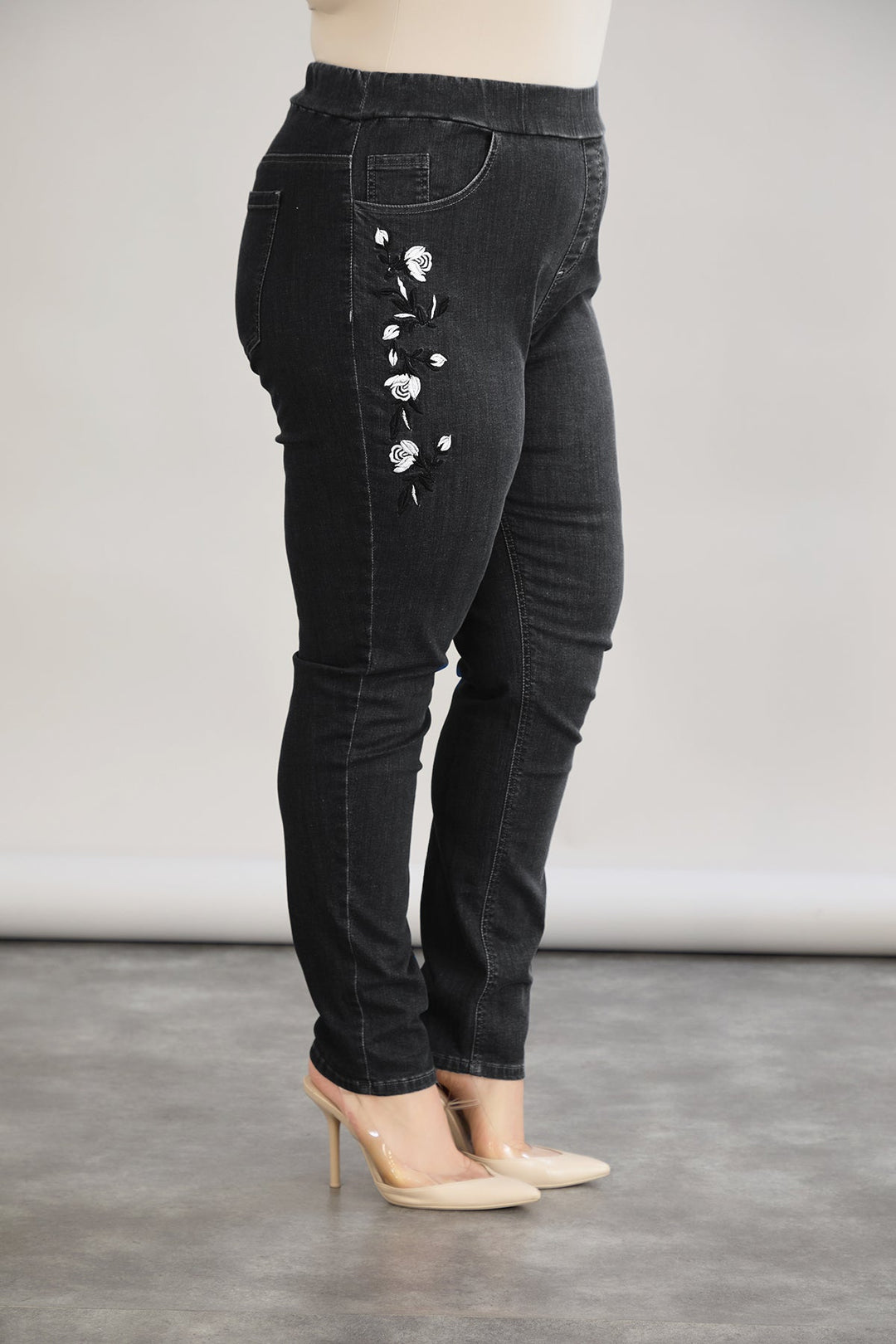 Damske elastične traperice s vezom - Crna