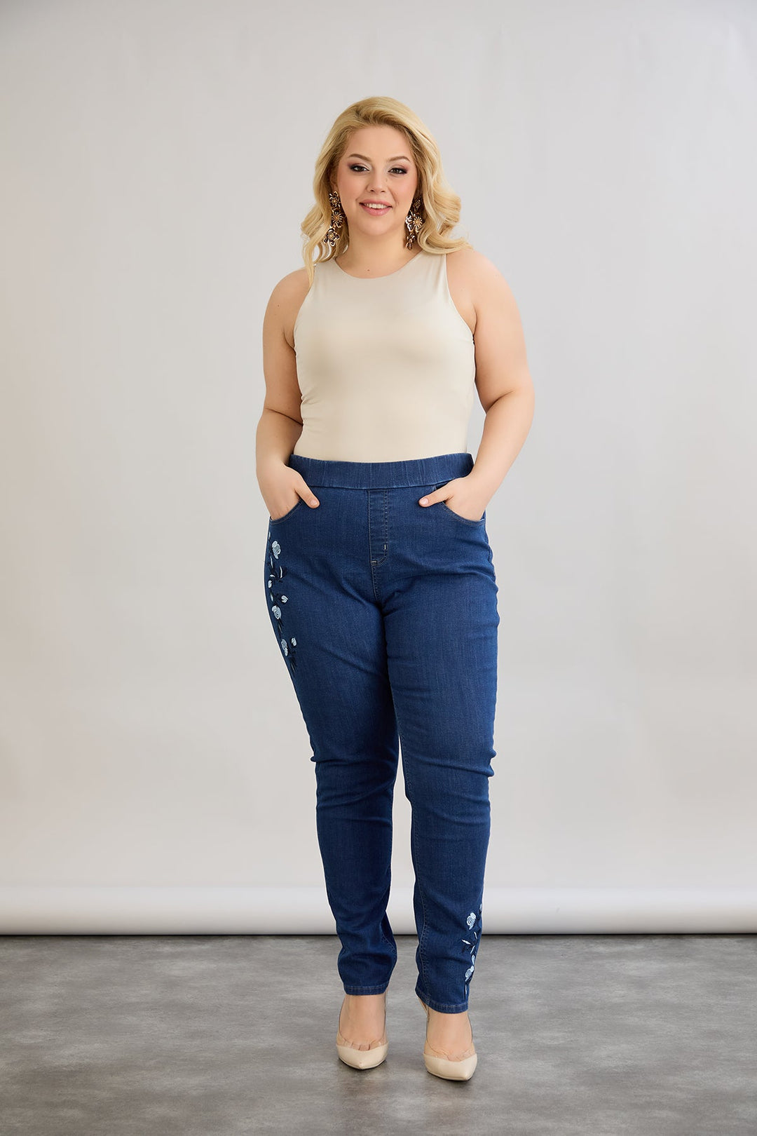 Ženske elastične traperice s vezom - tamnoplave