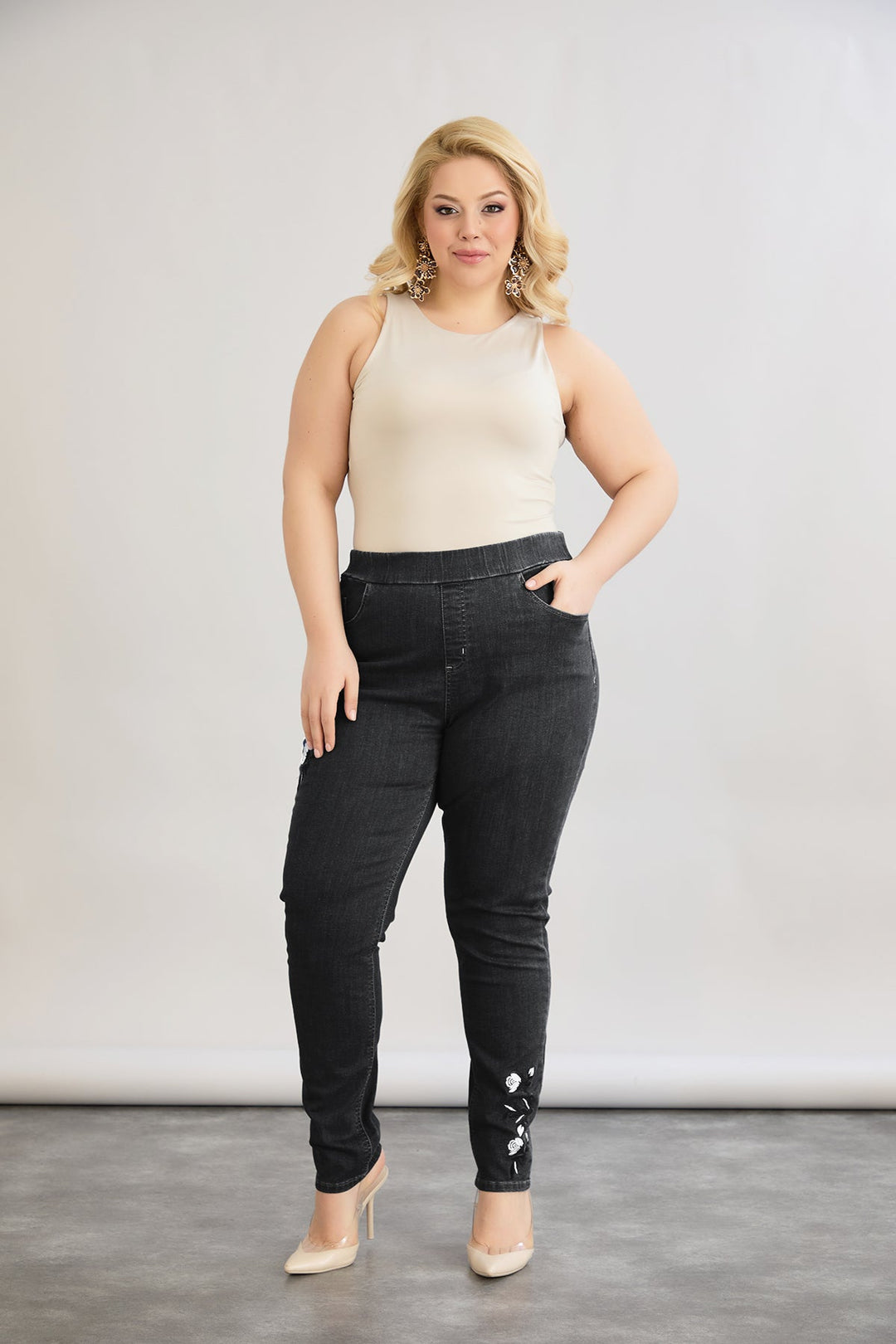 Damske elastične traperice s vezom - Crna