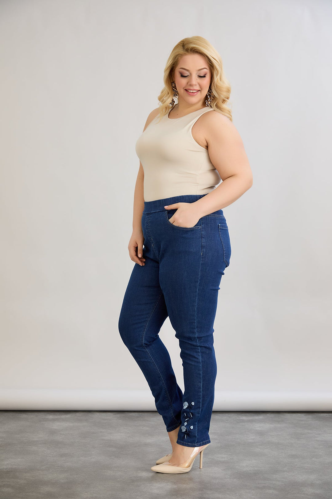 Ženske elastične traperice s vezom - tamnoplave