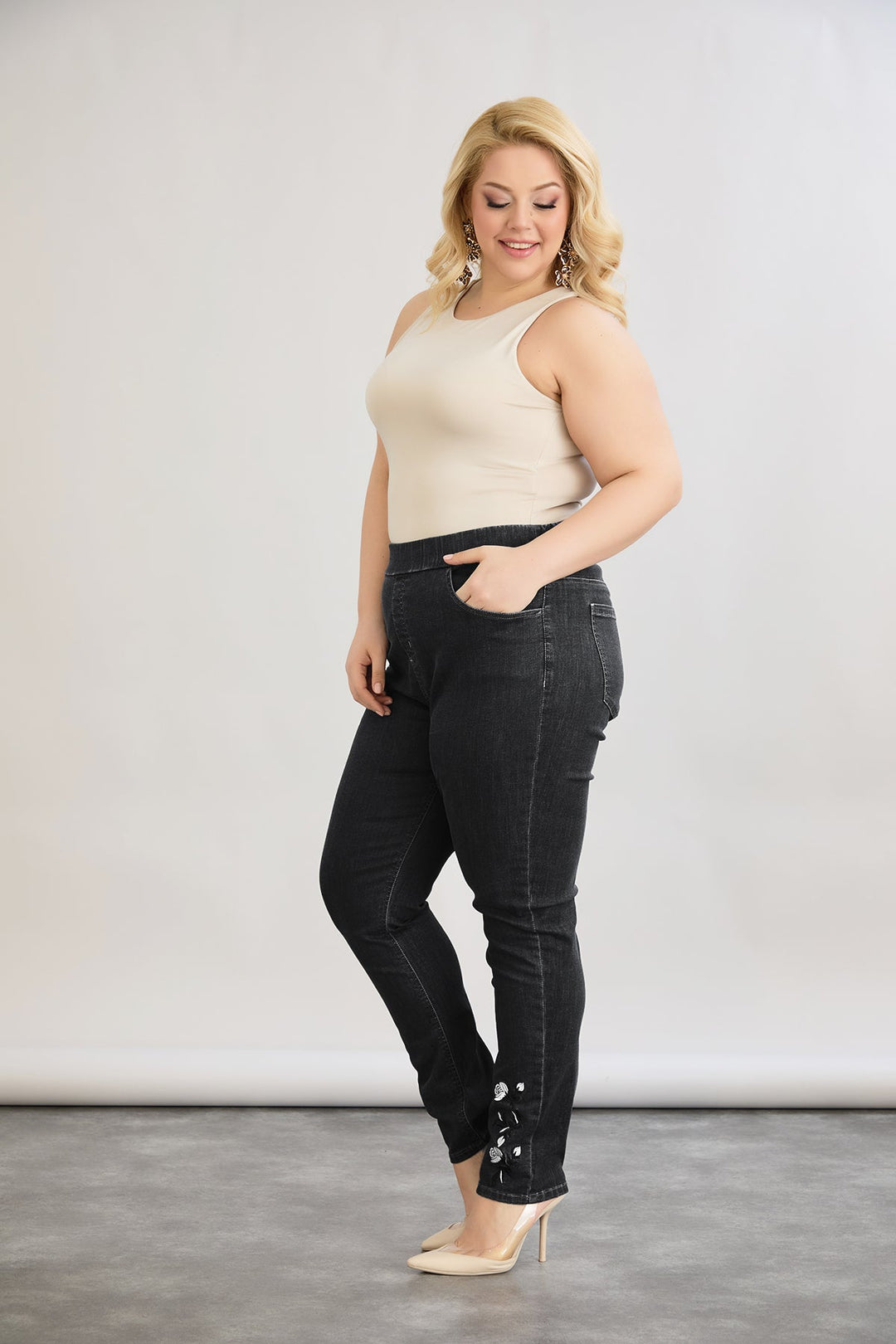 Damske elastične traperice s vezom - Crna