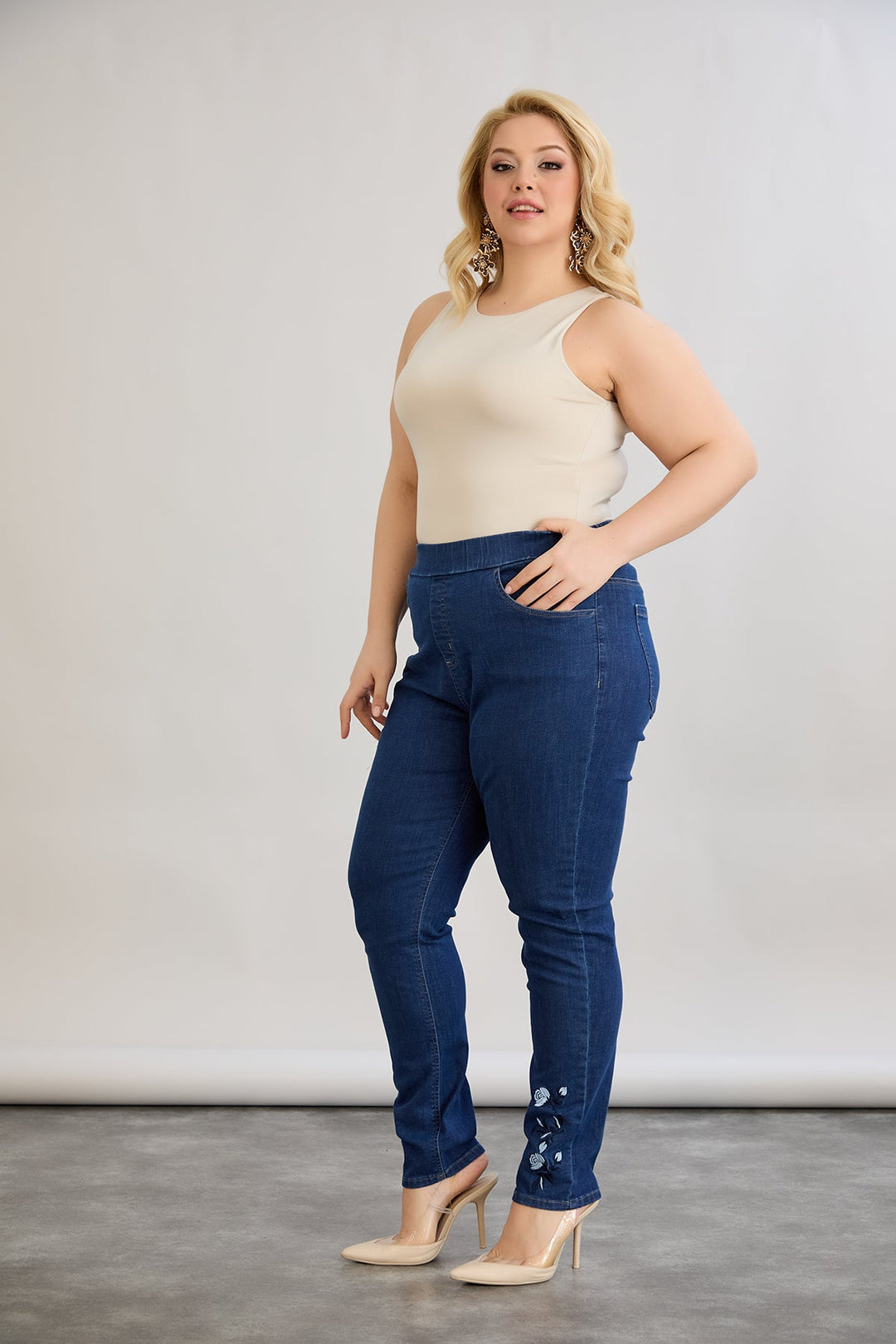 Ženske elastične traperice s vezom - tamnoplave