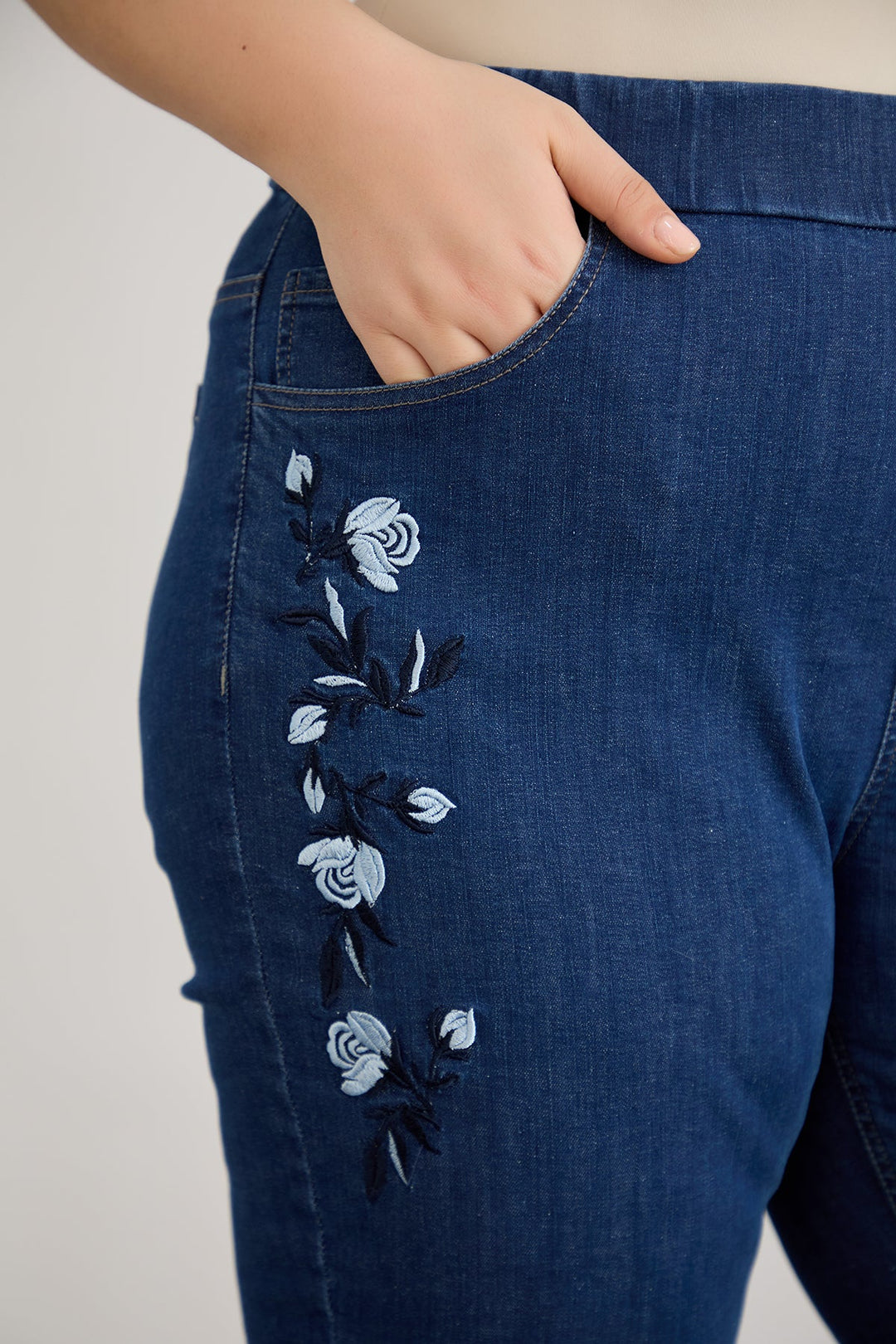 Ženske elastične traperice s vezom - tamnoplave