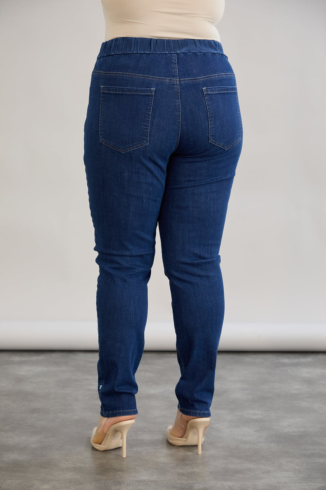 Ženske elastične traperice s vezom - tamnoplave