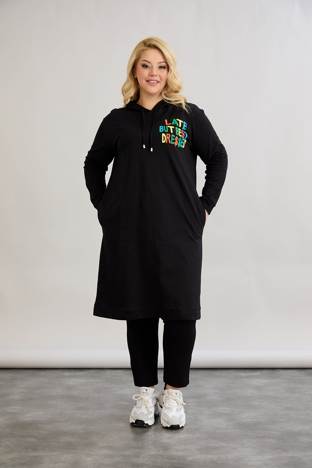 Pamučna tunika-haljina s natpisom "Kasno, ali najbolje obučena"