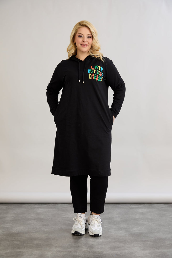 Pamučna tunika-haljina s natpisom "Kasno, ali najbolje obučena"