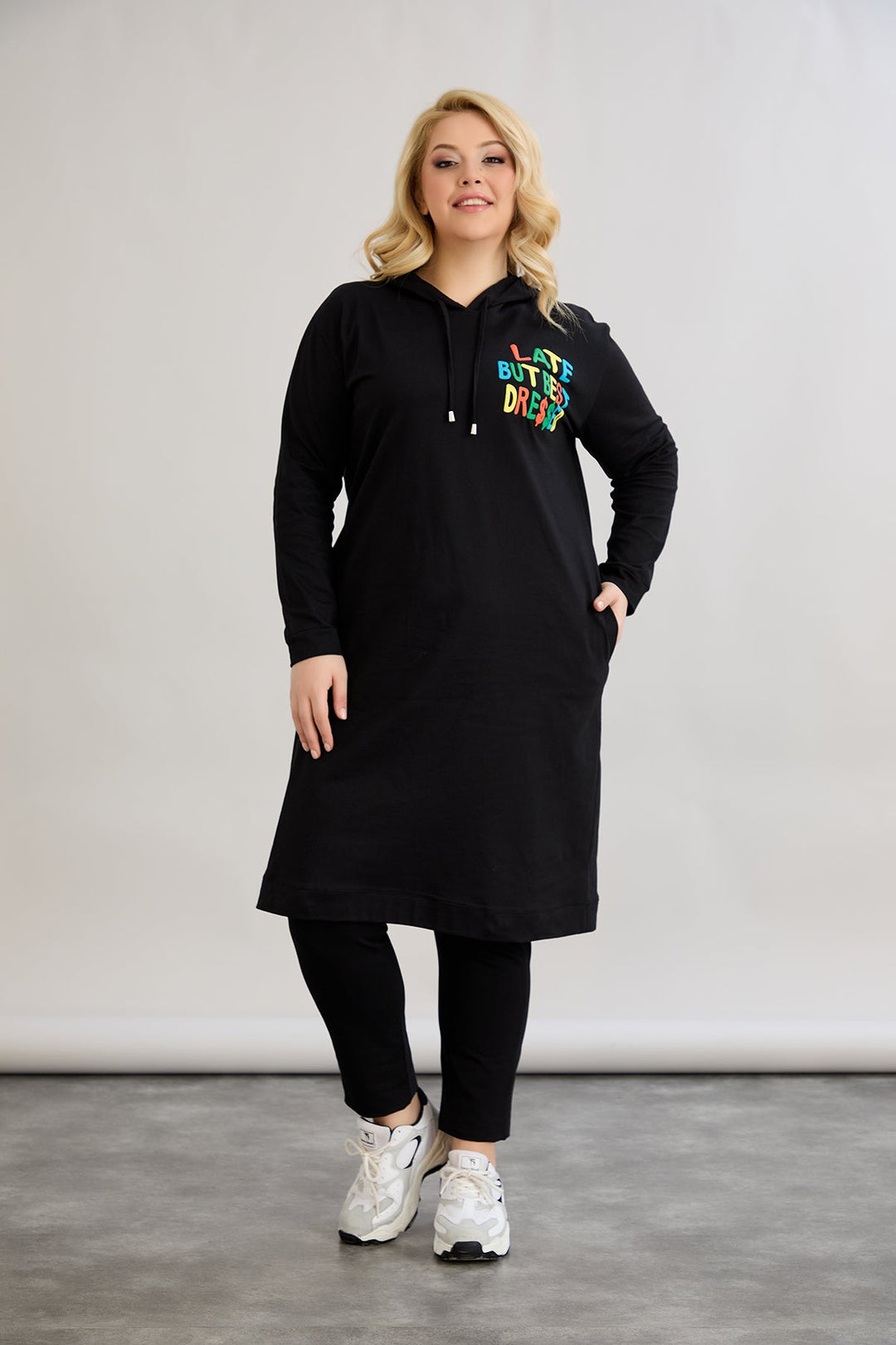 Pamučna tunika-haljina s natpisom "Kasno, ali najbolje obučena"