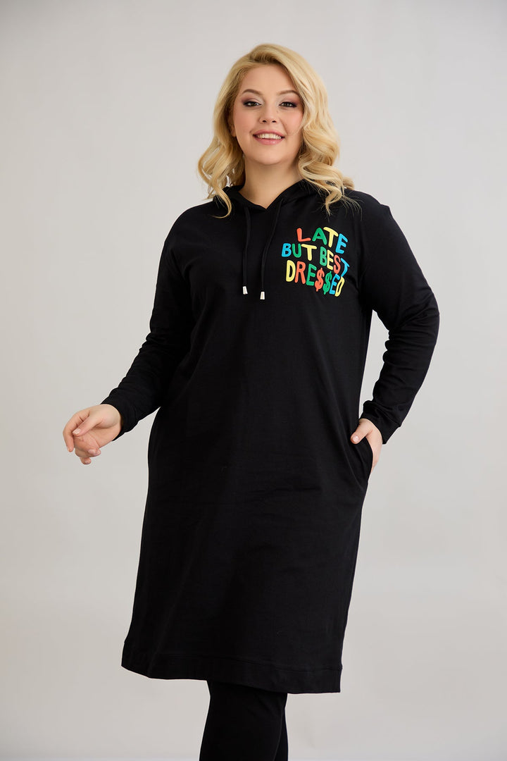 Pamučna tunika-haljina s natpisom "Kasno, ali najbolje obučena"