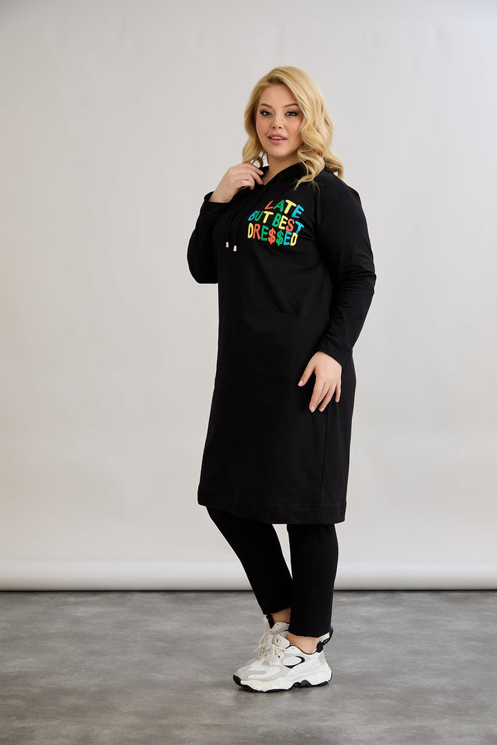Pamučna tunika-haljina s natpisom "Kasno, ali najbolje obučena"