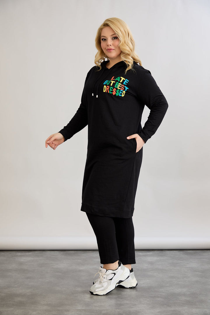 Pamučna tunika-haljina s natpisom "Kasno, ali najbolje obučena"