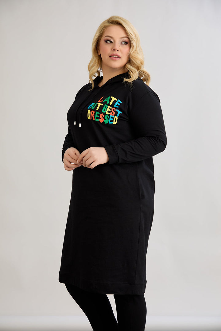 Pamučna tunika-haljina s natpisom "Kasno, ali najbolje obučena"