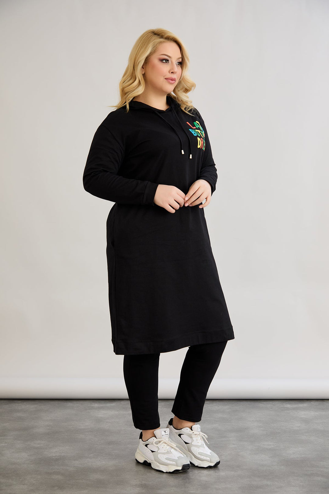 Pamučna tunika-haljina s natpisom "Kasno, ali najbolje obučena"