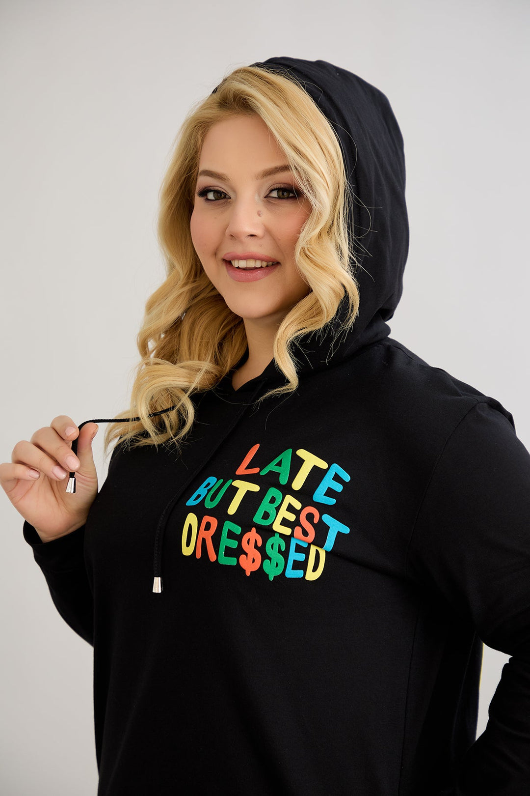 Pamučna tunika-haljina s natpisom "Kasno, ali najbolje obučena"