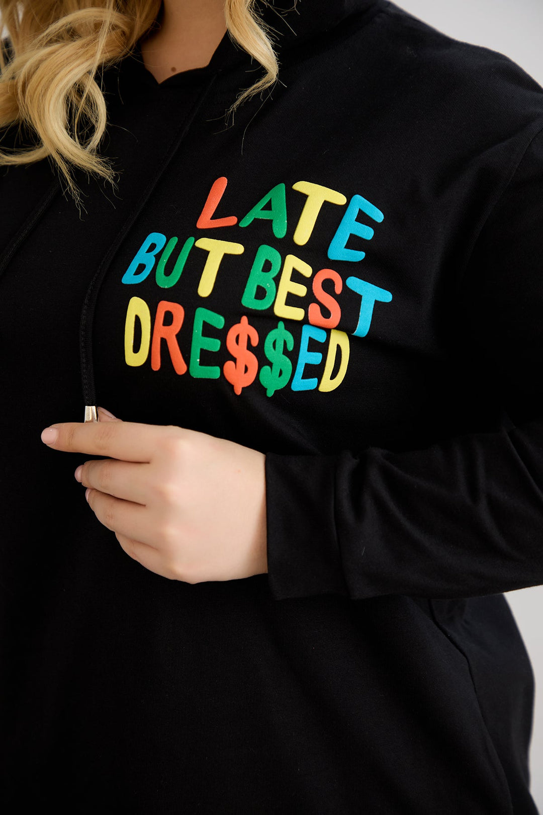 Pamučna tunika-haljina s natpisom "Kasno, ali najbolje obučena"