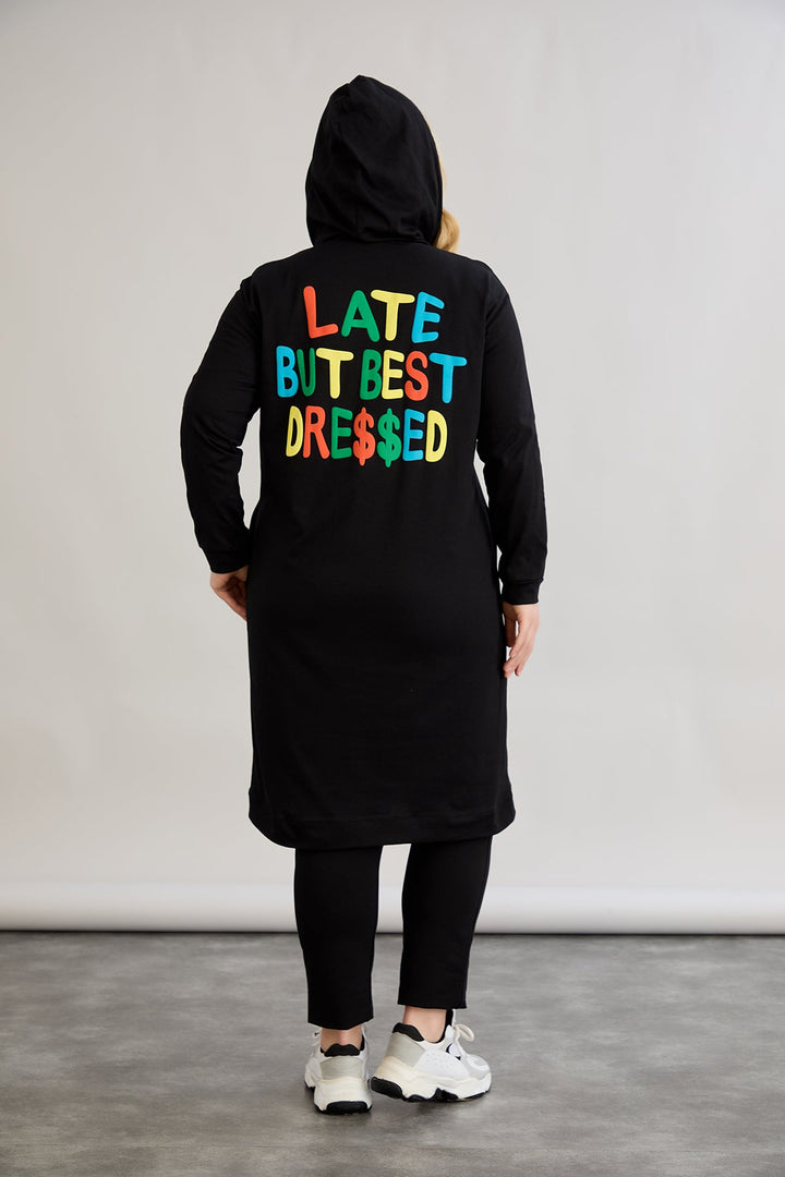 Pamučna tunika-haljina s natpisom "Kasno, ali najbolje obučena"