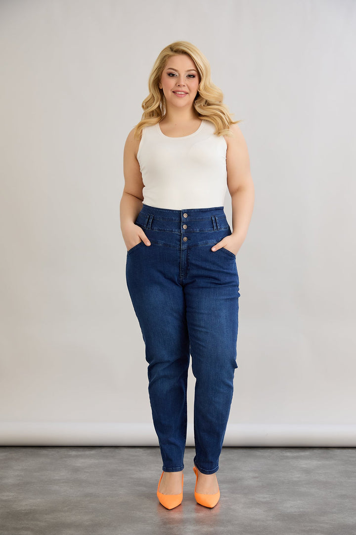 Elastične traperice visokog struka s gumbima.