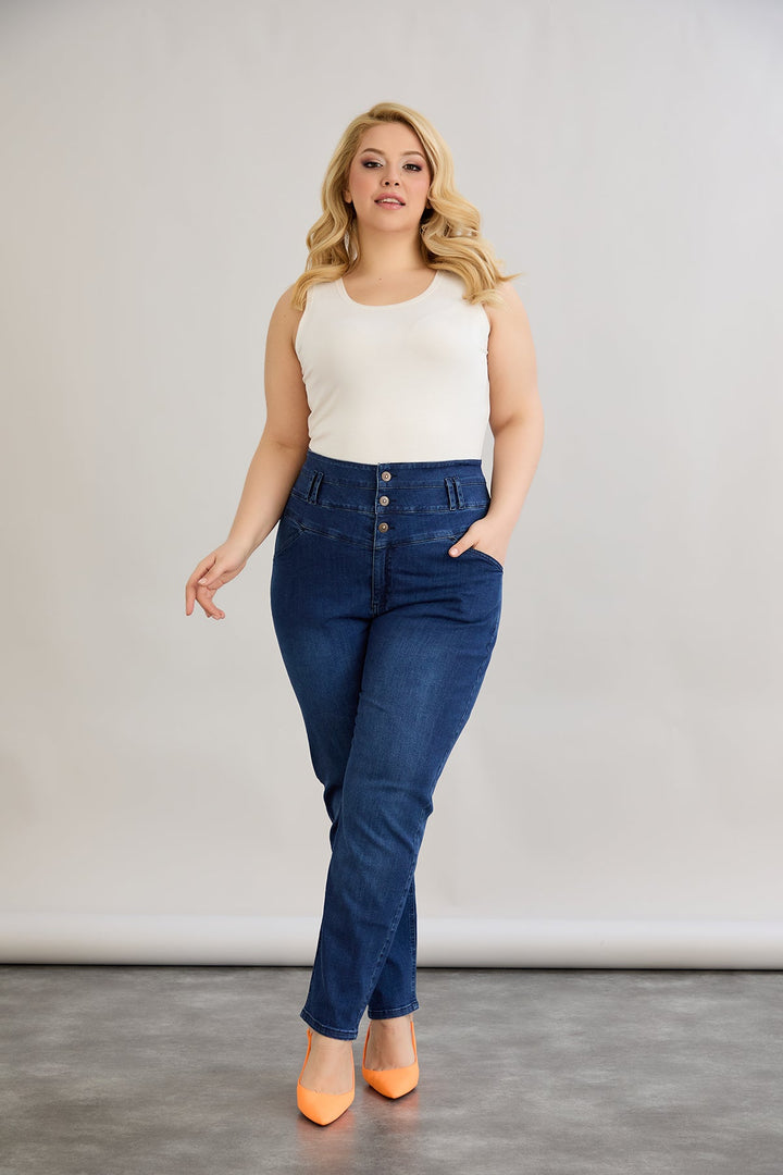 Elastične traperice visokog struka s gumbima.