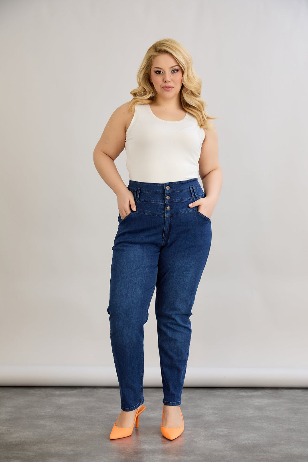 Elastične traperice visokog struka s gumbima.